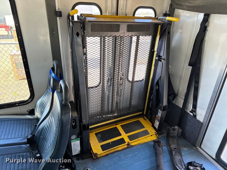 image for item DK7424 2016 Eldorado Aerotech Ford 220 shuttle bus