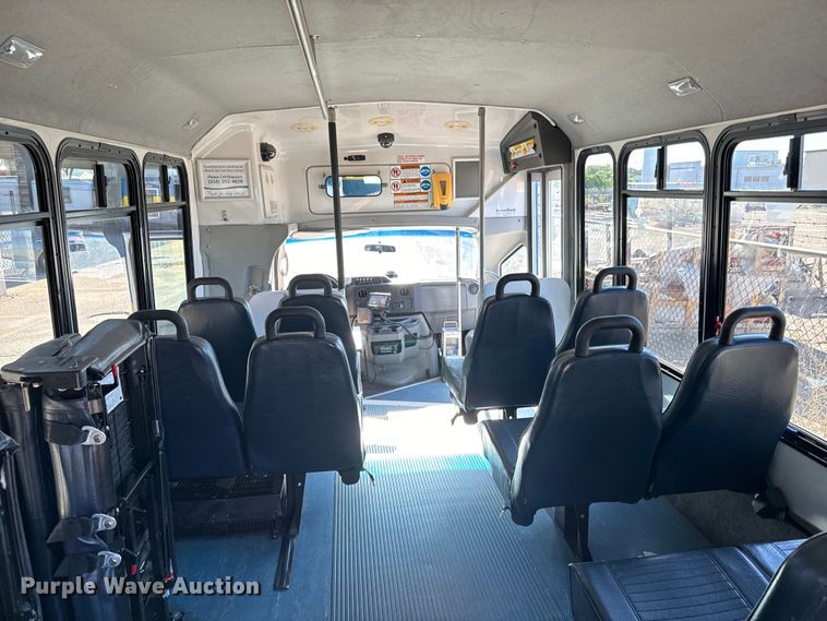 image for item DK7424 2016 Eldorado Aerotech Ford 220 shuttle bus