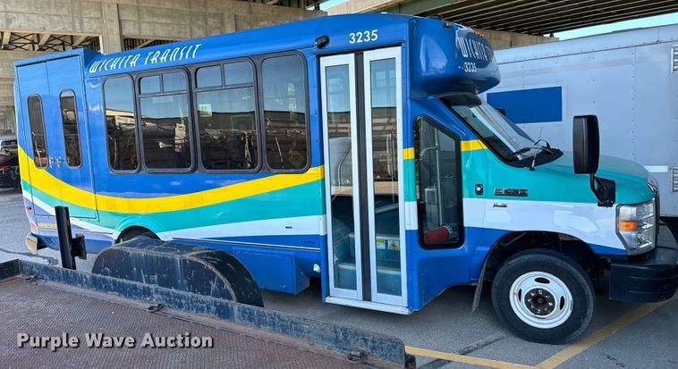 image for item DK7425 2016 Eldorado Aerotech Ford 220 shuttle bus