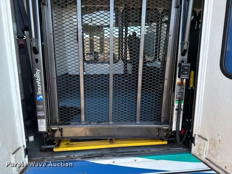 image for item DK7425 2016 Eldorado Aerotech Ford 220 shuttle bus