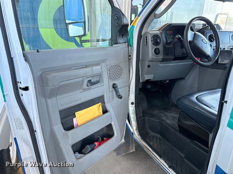 image for item DK7425 2016 Eldorado Aerotech Ford 220 shuttle bus