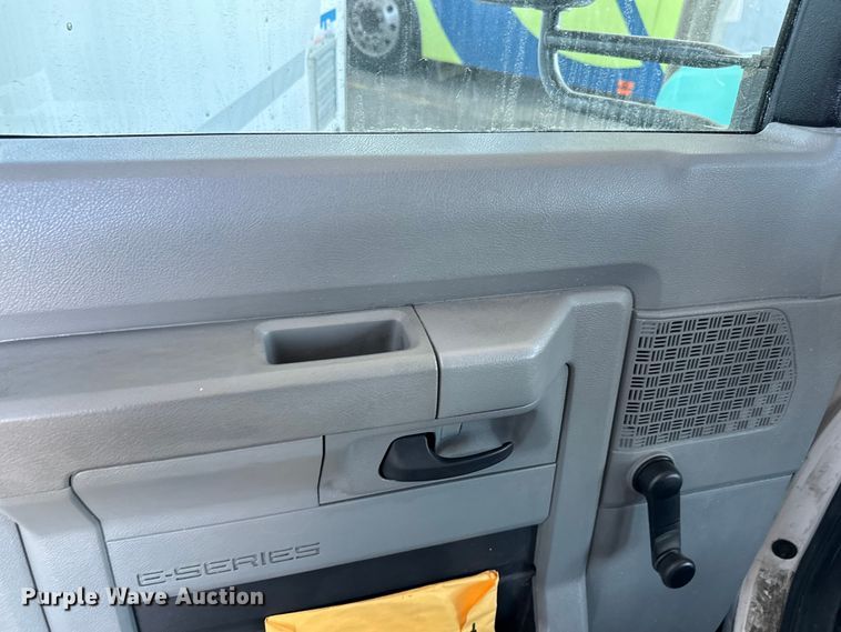 image for item DK7425 2016 Eldorado Aerotech Ford 220 shuttle bus