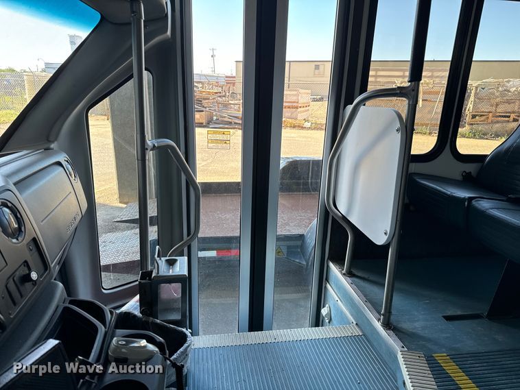 image for item DK7425 2016 Eldorado Aerotech Ford 220 shuttle bus