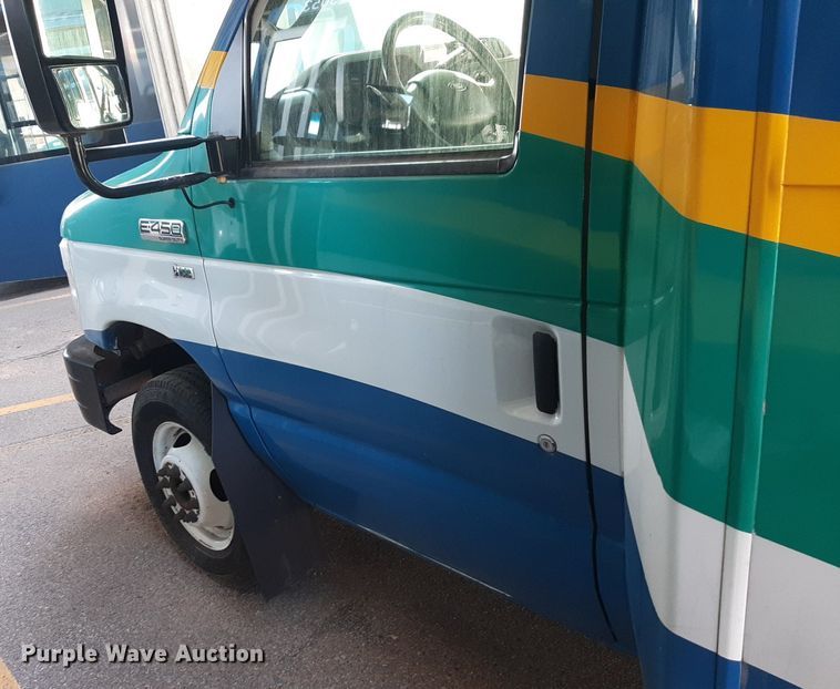 image for item DK7427 2016 Eldorado Aerotech Ford 220 shuttle bus