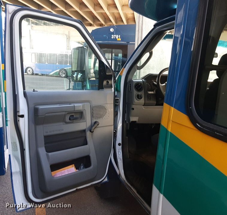 image for item DK7427 2016 Eldorado Aerotech Ford 220 shuttle bus