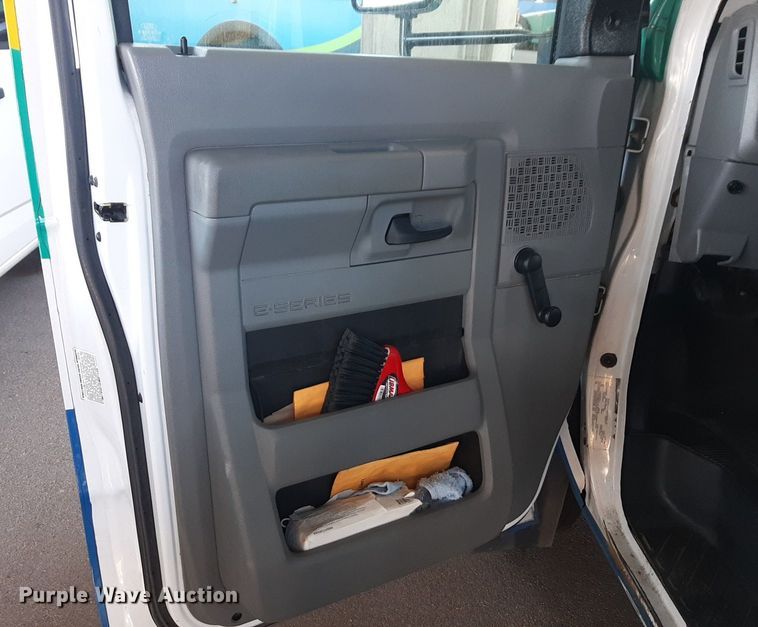 image for item DK7428 2016 Eldorado Aerotech Ford 220 shuttle bus