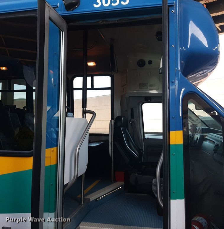 image for item DK7428 2016 Eldorado Aerotech Ford 220 shuttle bus