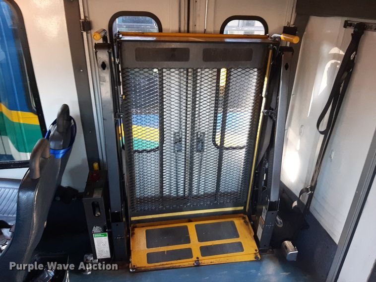 image for item DK7428 2016 Eldorado Aerotech Ford 220 shuttle bus