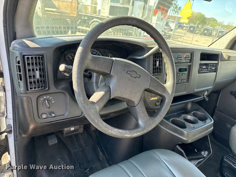 image for item NH9199 2007 Chevrolet  Express 2500 van
