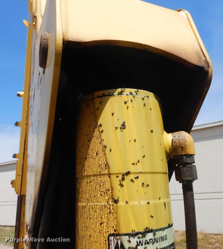 image for item NH9211 2003 New Holland LB75B backhoe