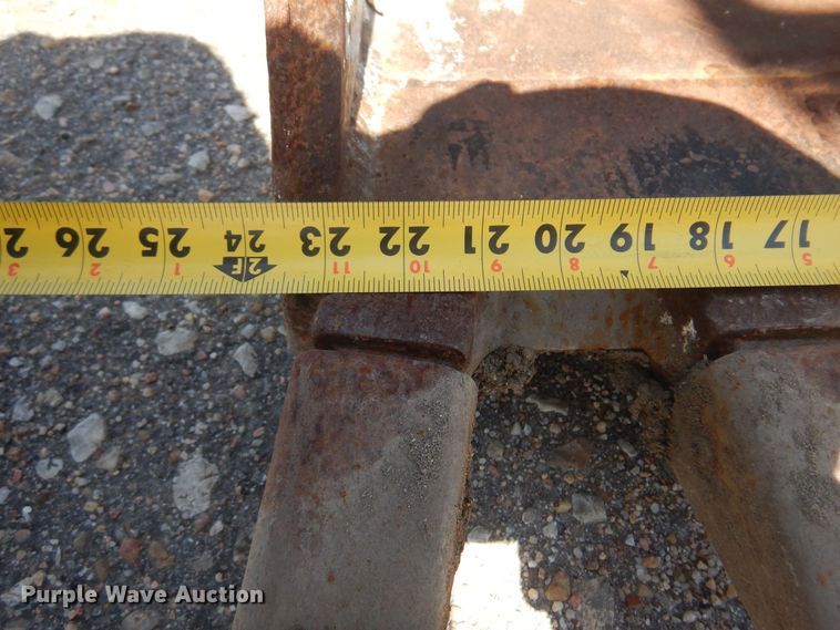 image for item NH9211 2003 New Holland LB75B backhoe