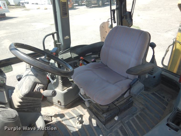 image for item NH9211 2003 New Holland LB75B backhoe
