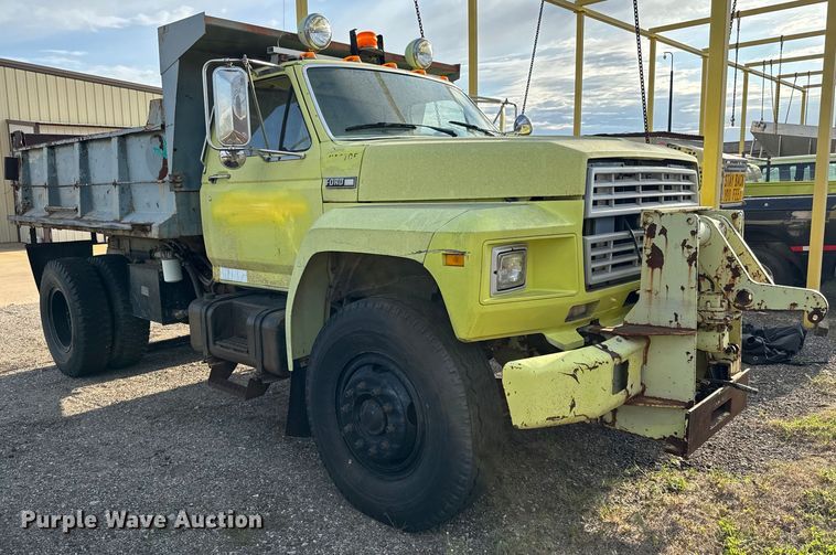 image for item NH9214 1985 Ford F800 dump truck