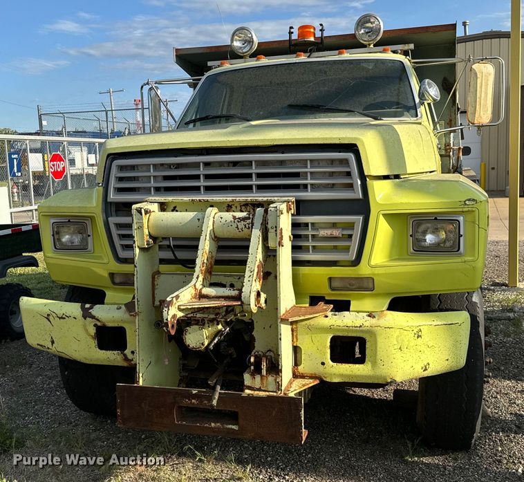 image for item NH9214 1985 Ford F800 dump truck
