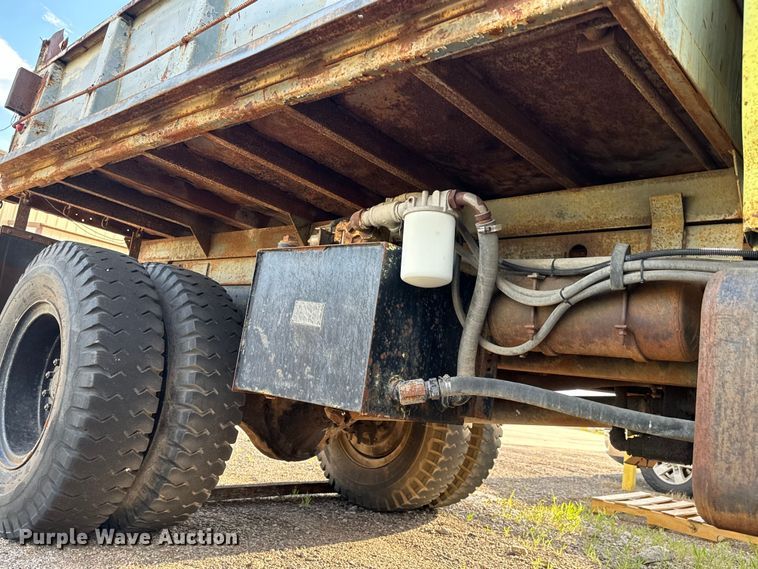 image for item NH9214 1985 Ford F800 dump truck