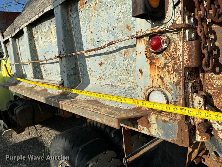 image for item NH9214 1985 Ford F800 dump truck