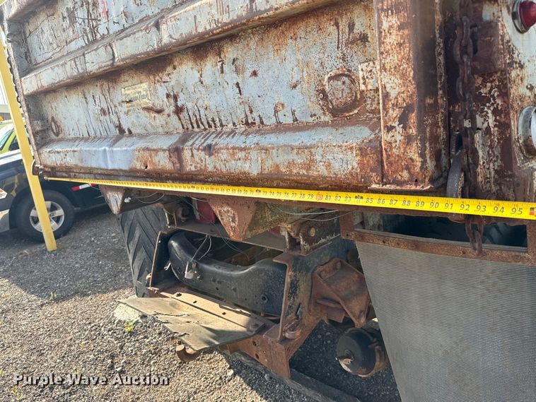 image for item NH9214 1985 Ford F800 dump truck