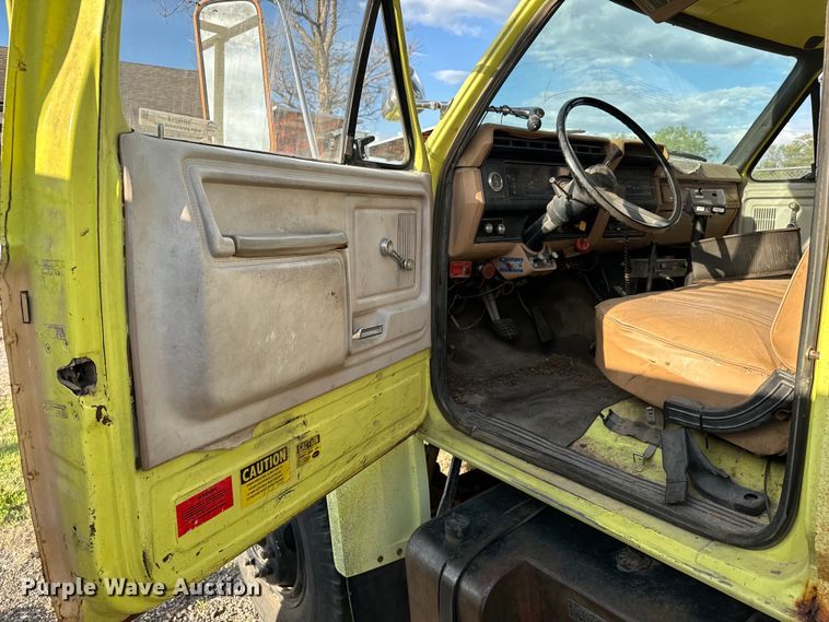 image for item NH9214 1985 Ford F800 dump truck