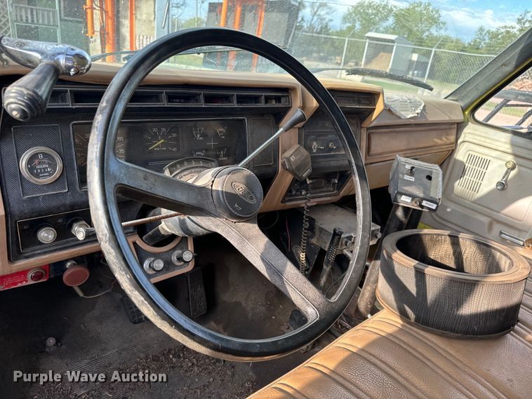 image for item NH9214 1985 Ford F800 dump truck