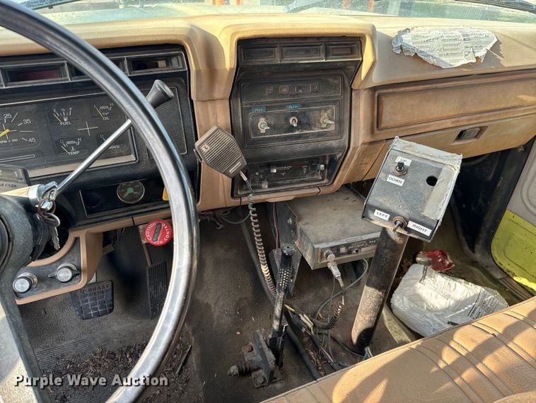 image for item NH9214 1985 Ford F800 dump truck