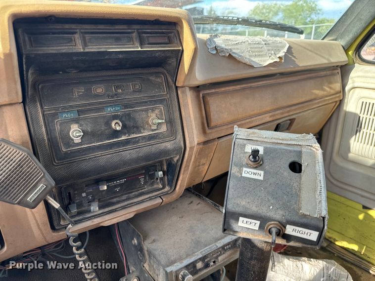 image for item NH9214 1985 Ford F800 dump truck