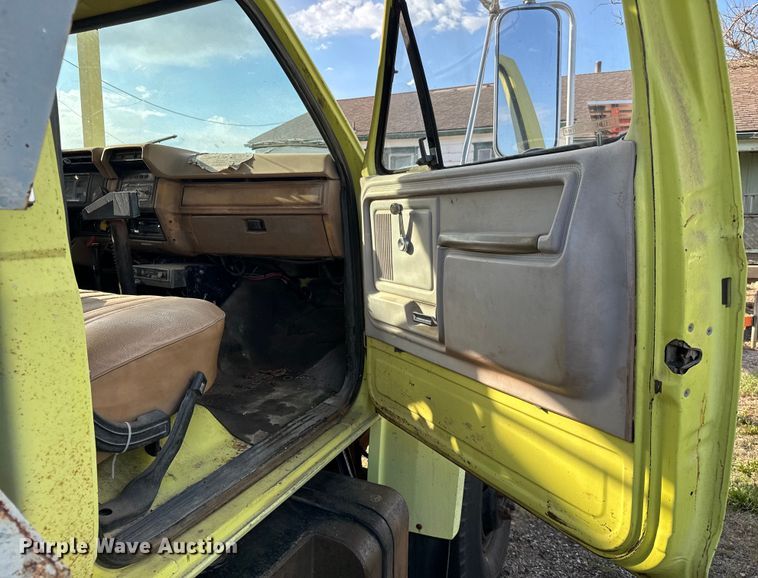 image for item NH9214 1985 Ford F800 dump truck