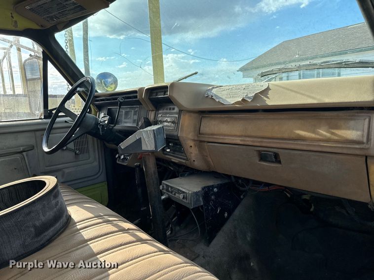 image for item NH9214 1985 Ford F800 dump truck