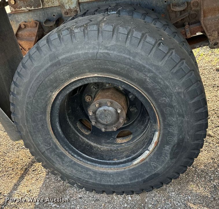 image for item NH9214 1985 Ford F800 dump truck