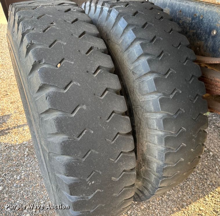 image for item NH9214 1985 Ford F800 dump truck