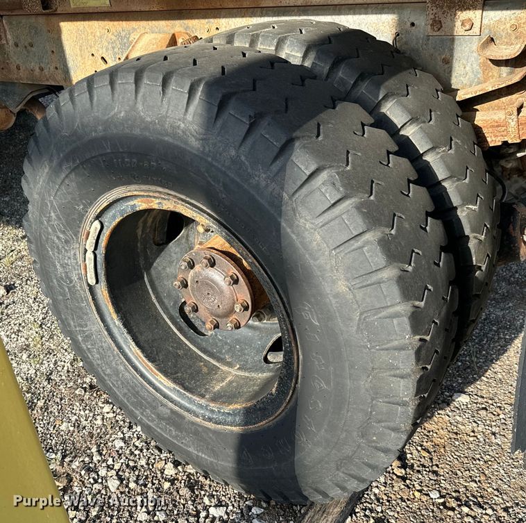 image for item NH9214 1985 Ford F800 dump truck