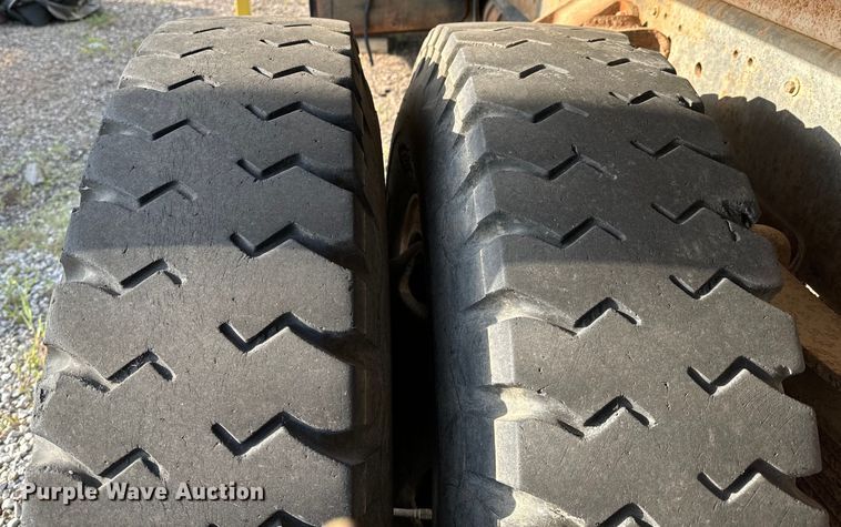 image for item NH9214 1985 Ford F800 dump truck