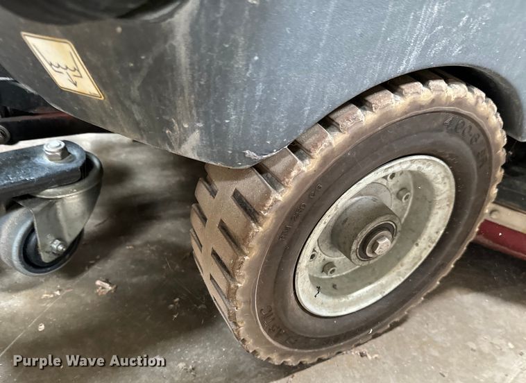 image for item NH9221 IPC Gansow CT160 floor scrubber 