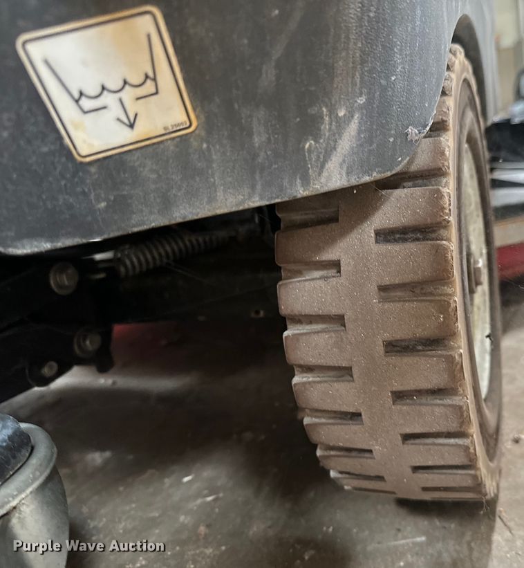 image for item NH9221 IPC Gansow CT160 floor scrubber 