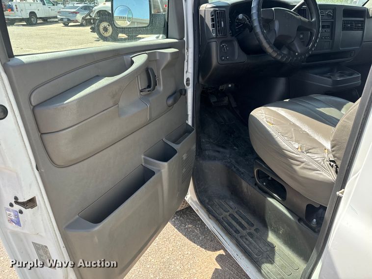 image for item NV9128 2007 Chevrolet Express 2500 van
