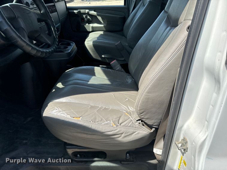 image for item NV9128 2007 Chevrolet Express 2500 van