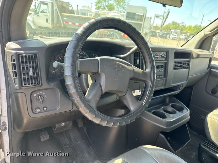 image for item NV9128 2007 Chevrolet Express 2500 van