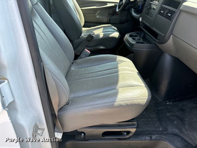 image for item NV9128 2007 Chevrolet Express 2500 van