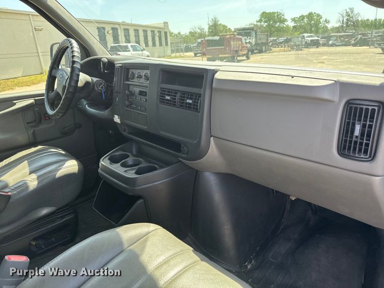 image for item NV9128 2007 Chevrolet Express 2500 van