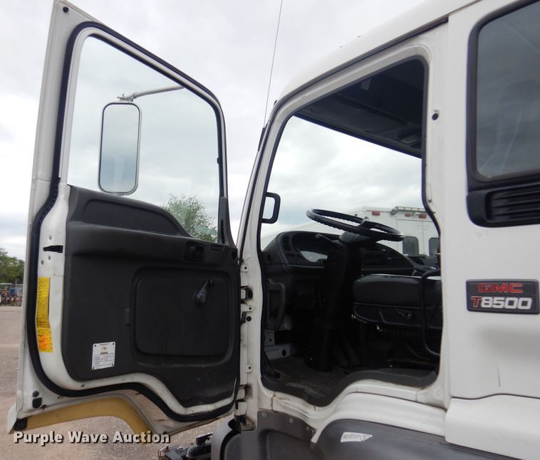 image for item NV9167 2005 GMC T8500 paint striper truck