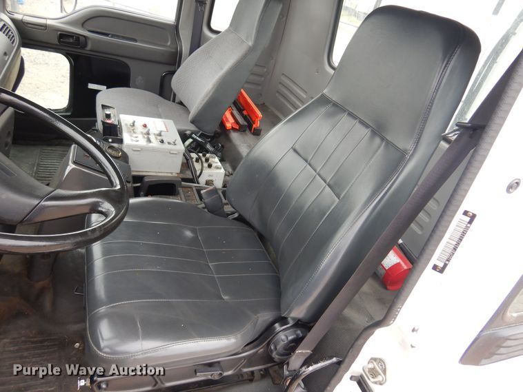 image for item NV9167 2005 GMC T8500 paint striper truck