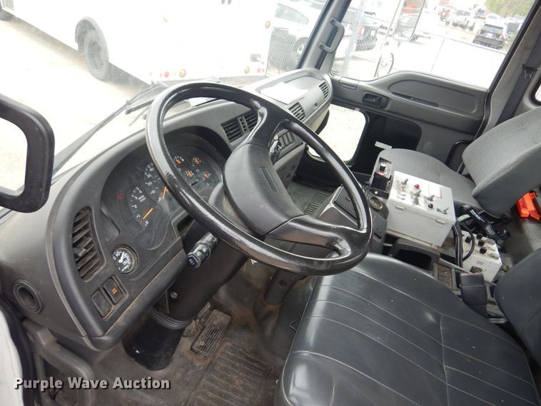 image for item NV9167 2005 GMC T8500 paint striper truck