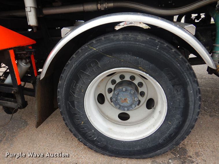 image for item NV9167 2005 GMC T8500 paint striper truck