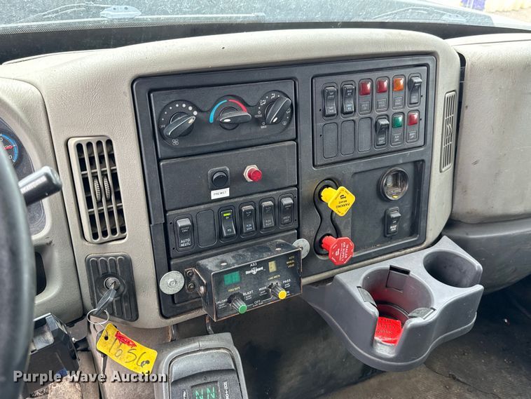 image for item NV9169 2008 International 7400 SFA dump truck