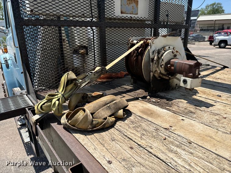 image for item NV9172 2001 Freightliner FL70 crane truck