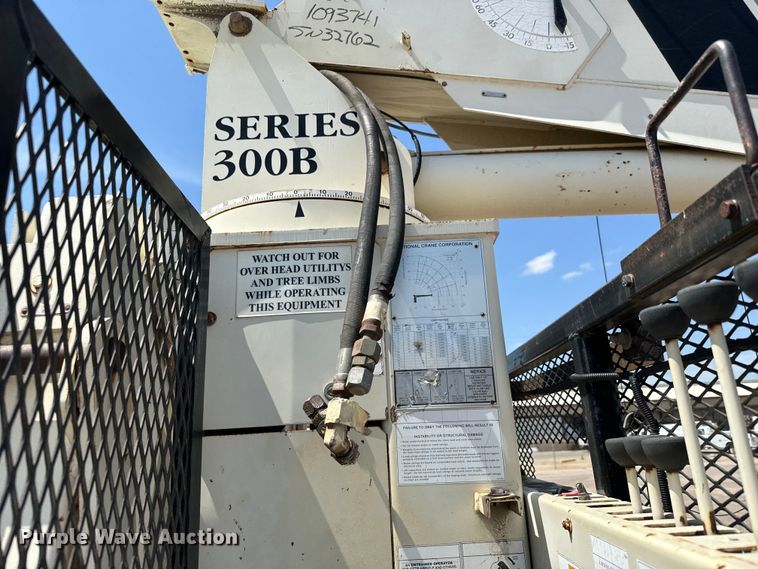 image for item NV9172 2001 Freightliner FL70 crane truck