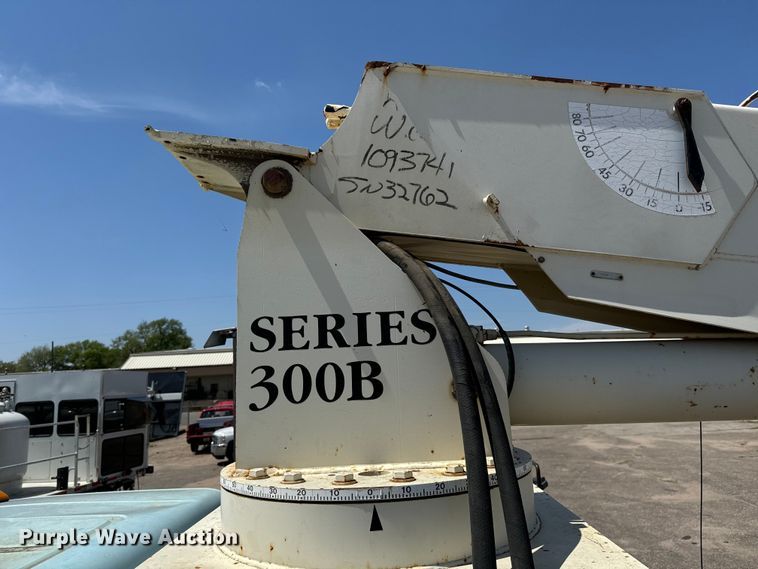 image for item NV9172 2001 Freightliner FL70 crane truck