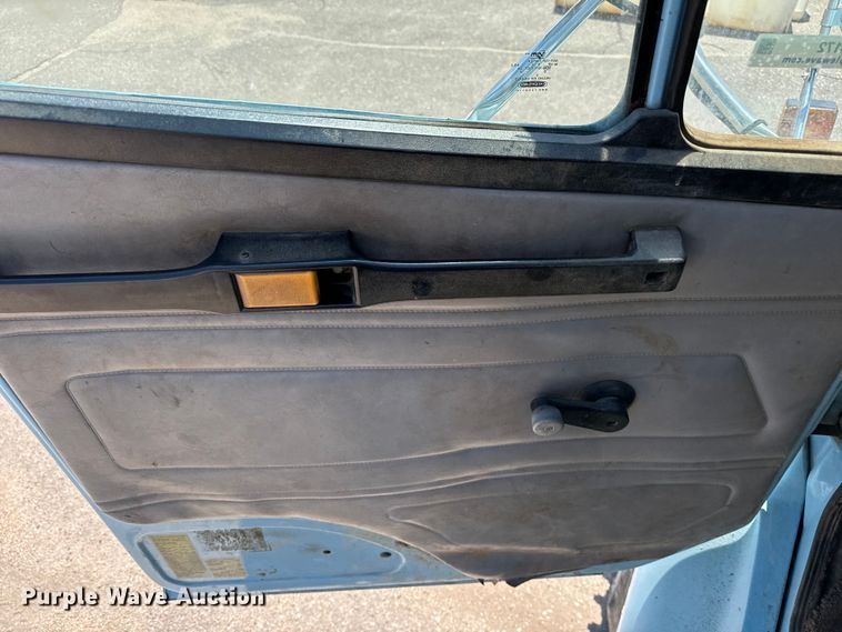 image for item NV9172 2001 Freightliner FL70 crane truck