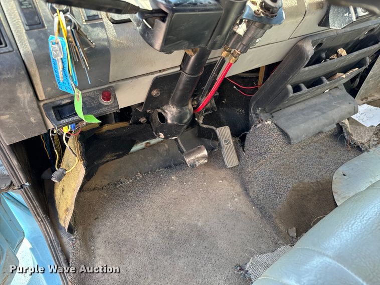 image for item NV9172 2001 Freightliner FL70 crane truck