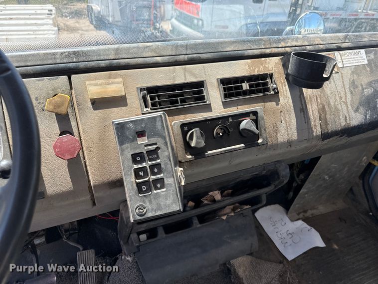 image for item NV9172 2001 Freightliner FL70 crane truck