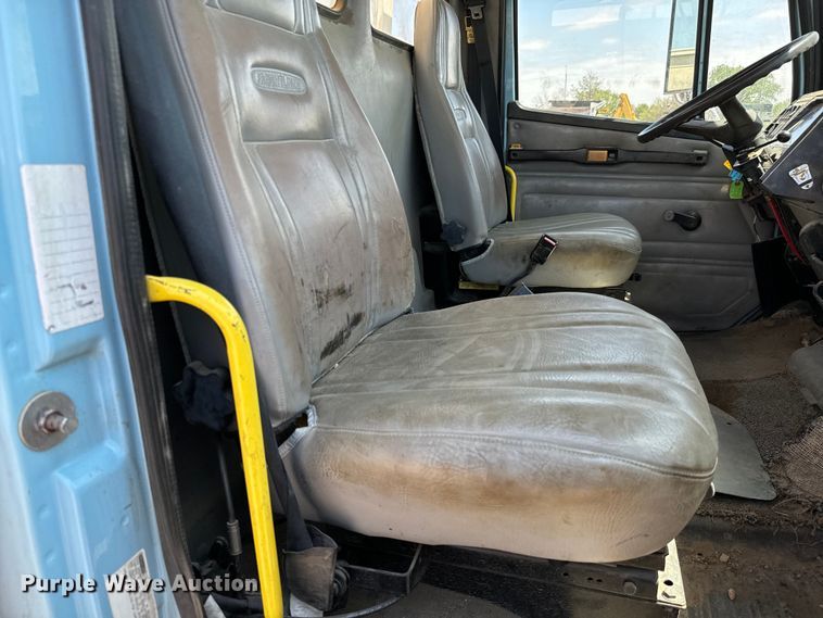 image for item NV9172 2001 Freightliner FL70 crane truck